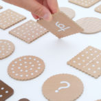 dou? #002 ひらがなBiscuit ドウ? ひらがな パズル おやつ 赤ちゃん おもちゃ 木のおもちゃ おしゃれ 出産祝い お祝い ギフト 出産祝い 男の子 女の子 こども 玩具 知育 知育玩具 インテリア 0歳 1歳 2歳 3歳 4歳 5歳 AH-MART