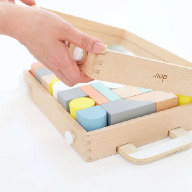 dou? #005 Carry me キャリーミードウ? つみき 積み木 コロコロ スーツケース ケースつき 赤ちゃん おもちゃ 木のおもちゃ おしゃれ 出産祝い お祝い ギフト 出産祝い 男の子 女の子 玩具 木製玩具 キッズ 知育 知育玩具 AH-MART