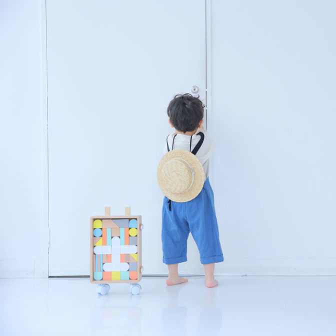 dou? #005 Carry me キャリーミードウ? つみき 積み木 コロコロ スーツケース ケースつき 赤ちゃん おもちゃ 木のおもちゃ おしゃれ 出産祝い お祝い ギフト 出産祝い 男の子 女の子 玩具 木製玩具 キッズ 知育 知育玩具 AH-MART