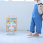 dou? #005 Carry me キャリーミードウ? つみき 積み木 コロコロ スーツケース ケースつき 赤ちゃん おもちゃ 木のおもちゃ おしゃれ 出産祝い お祝い ギフト 出産祝い 男の子 女の子 玩具 木製玩具 キッズ 知育 知育玩具 AH-MART