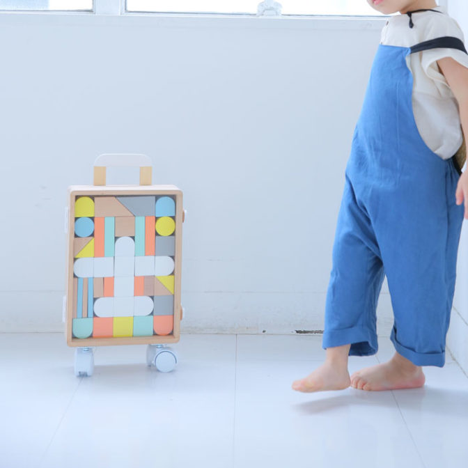 dou? #005 Carry me キャリーミードウ? つみき 積み木 コロコロ スーツケース ケースつき 赤ちゃん おもちゃ 木のおもちゃ おしゃれ 出産祝い お祝い ギフト 出産祝い 男の子 女の子 玩具 木製玩具 キッズ 知育 知育玩具 AH-MART