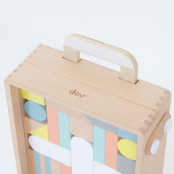 dou? #005 Carry me キャリーミードウ? つみき 積み木 コロコロ スーツケース ケースつき 赤ちゃん おもちゃ 木のおもちゃ おしゃれ 出産祝い お祝い ギフト 出産祝い 男の子 女の子 玩具 木製玩具 キッズ 知育 知育玩具 AH-MART